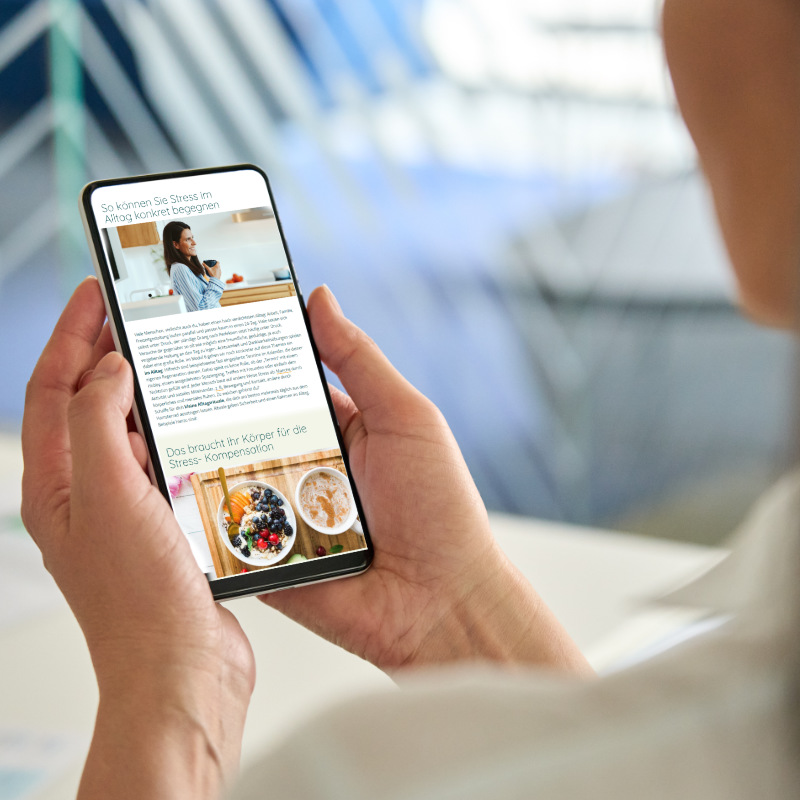 Vorlage-1200x628 Frau liest die Stunde 0 am Smartphone
